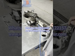 Vibratorische schotelvoerder voor het vervoer van kleine onderdelen